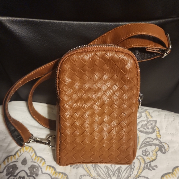 Inicat Handbags - Woven Crossbody Phone Bag - Brown